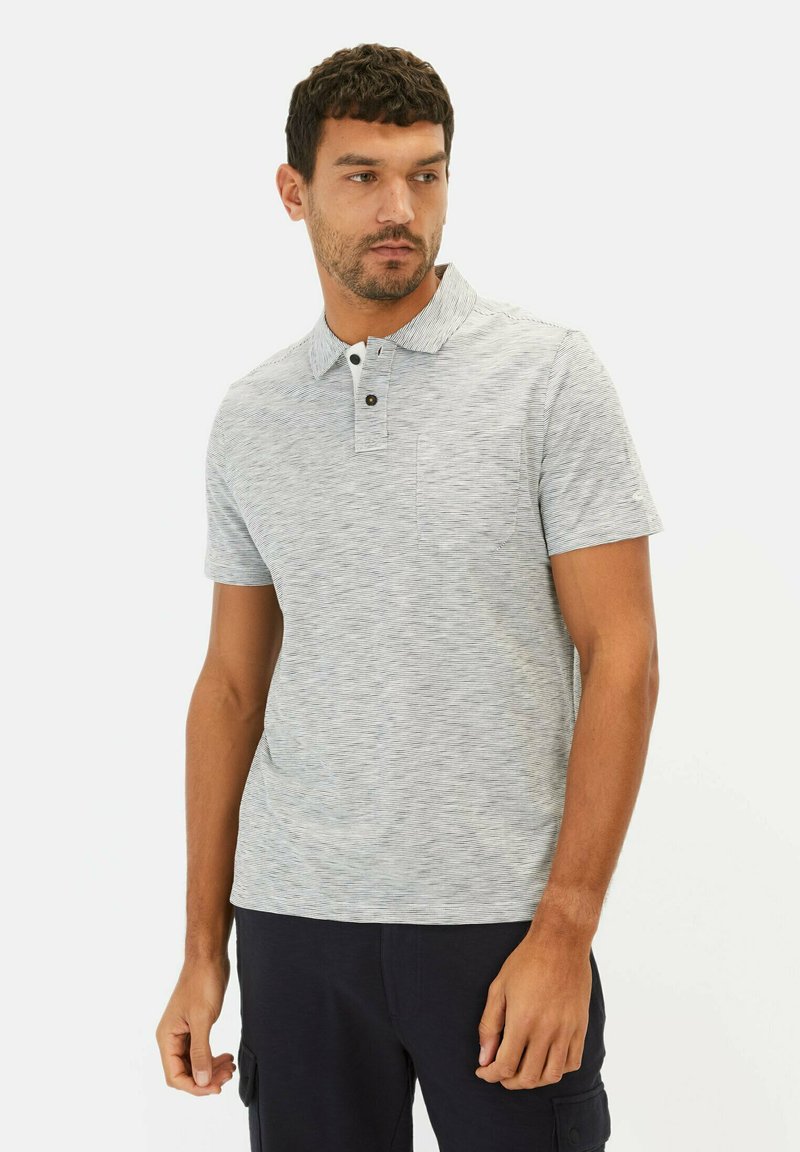 Grijs gestreepte polo met korte mouwen en een drie-knopssluiting, met een gestructureerde stof en een klein borstzakje.