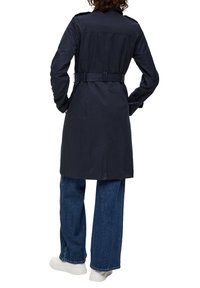 Granatowy płaszcz trencherowy z paskiem w talii, długimi r�ękawami i prostym krojem. Posiada pagony na ramionach oraz rozcięcie z tyłu dla zapewnienia swobody ruchów.