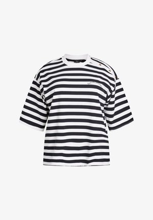 Melnā un baltā joslu t-krekls, ar apaļu kakla izgriezumu un īsām piedurknēm, ar divām zeltītām pogām uz pleca un teksta detaļām.