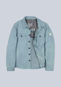 Hellblaue Jacke aus weichem Stoff. Verfügt über eine Knopfleiste vorne, zwei Brusttaschen und einen Kragen. Enthält ein Logoschild am Ärmel.