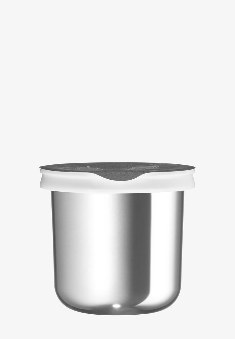 Conteneur unique à yaourt en acier inoxydable avec couvercle en feuille blanche à décoller sur un fond blanc.