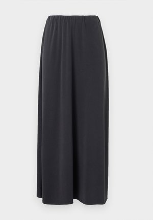 Μακριά, σκούρα γκρι φούστα από απαλό ύφασμα. Διαθέτει ελαστική μέση και αέρινη γραμμή Α. Χωρίς ορατά σχέδια ή διακοσμητικά στοιχεία.