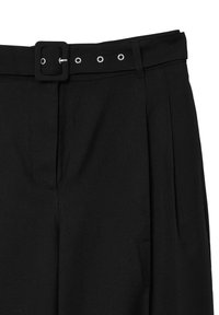 Schwarze High-Waist-Hosen mit einem passenden Stoffgürtel, der mit silbernen Ösen und einer quadratischen Schnalle ausgestattet ist, seitlichen Faltendetails.