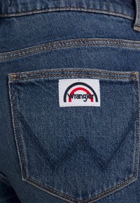 Wrangler FLARE - Calças de ganga à boca de sino - night shift