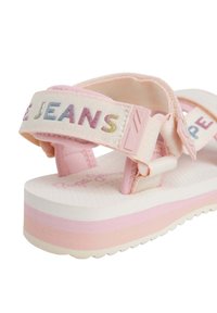 Rosa Sandalen mit einer strukturierten weißen Sohle, ausgestattet mit einem mehrfarbigen Riemen, der mit "Pepe Jeans" beschriftet ist, und einer verstellbaren Schnalle für einen sicheren Sitz.