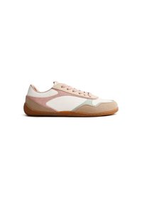 Sneakers con una parte superiore in pelle bianca, accenti in suede rosa, dettagli in cucitura verde e una suola in gomma. Design classico con lacci.