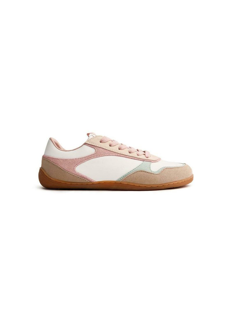 Sneakers con una parte superiore in pelle bianca, accenti in suede rosa, dettagli in cucitura verde e una suola in gomma. Design classico con lacci.