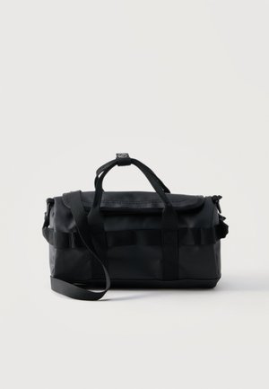 Bolsa de deporte rectangular negra con asas dobles, correa de hombro ajustable y cierre de solapa, sobre un fondo blanco liso.