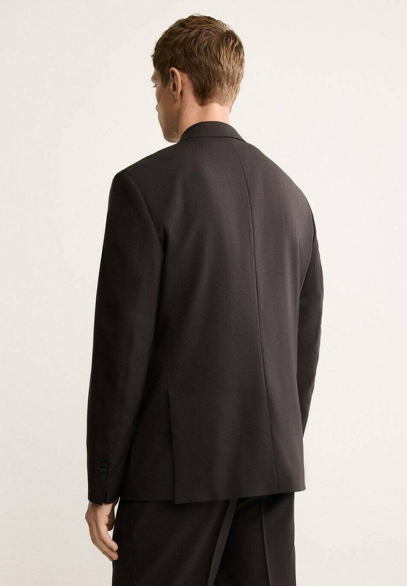 Black tailored blazer made of smooth fabric, featuring a classic collar, single vent at the back, and structured shoulders.