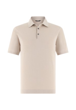 Beige Polohemd mit kurzen Ärmeln, zwei dunklen Knöpfen sowie geripptem Saum und Bündchen, dargestellt auf weißem Hintergrund.