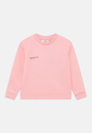 Rosa genser med lange ermer, rund hals og rett kant. Har minimal tekstdetalj på forsiden. Mykt bomullsmateriale.