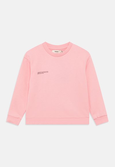 Rosa genser med lange ermer, rund hals og rett kant. Har minimal tekstdetalj på forsiden. Mykt bomullsmateriale.