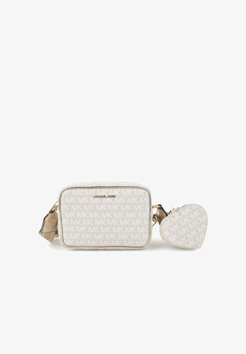 Sac bandoulière beige avec un motif à logo MK répétitif ; dispose d'une fermeture éclair dorée et d'une pochette en forme de cœur détachable. Texture lisse, forme rectangulaire.