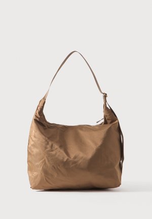 Braune Schultertasche aus weichem Stoff mit einem einzelnen Riemen und Reißverschluss, dargestellt vor einem schlichten, hellen Hintergrund.