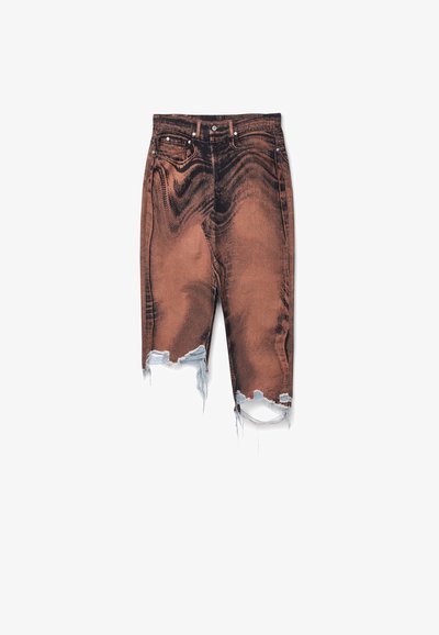 Shorts en denim marron avec un design déchiré, ourlets effilochés, accents bleu clair, cinq poches et une fermeture éclair avec bouton.