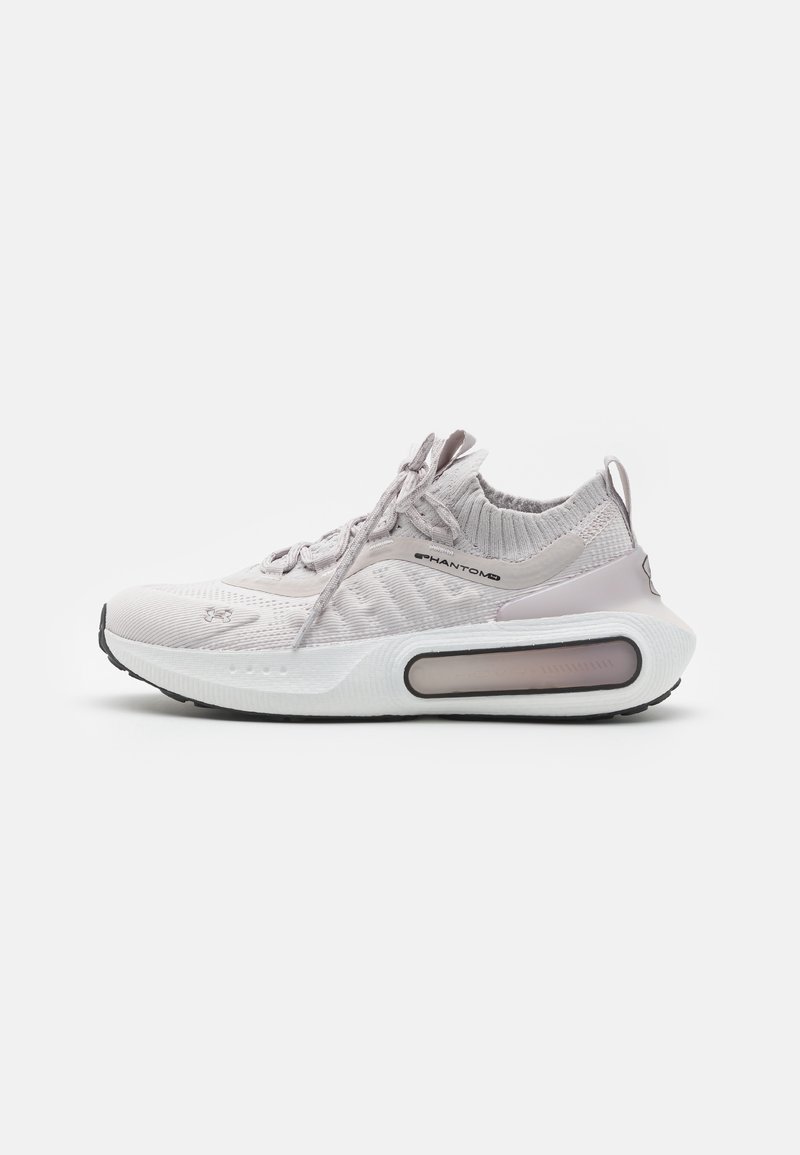 Baskets de sport gris clair avec empeigne tricotée, fermeture à lacets, semelle amortissante et marquage « Phantom » sur le côté, vues de gauche.