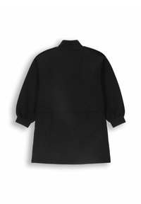 Czarny płaszcz o prostym kroju, z długimi bufkami i wysokim kołnierzem. Gładka tekstura, minimalistyczny design i brak widocznych zapięć.