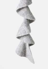 Grå uldhalstørklæde med en struktureret, ribbet design i en bølget, asymmetrisk form, der skaber et blødt og hyggeligt udseende.