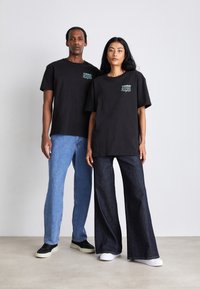 Tommy Jeans POP UNISEX - Camiseta estampada - black