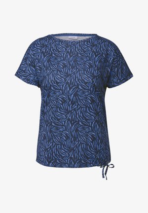 Niebieska i ciemnoniebieska bluzka z krótkim rękawem w wzór liści, okrągłym dekoltem i regulowanym wiązaniem z boku. Wykonana z lekkiego materiału.
