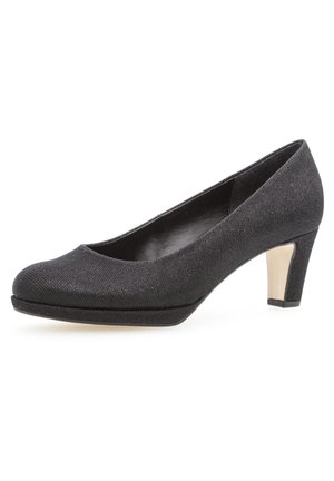 Escarpin en tissu noir à talon bas avec bout arrondi et talon bloc beige sur fond blanc.