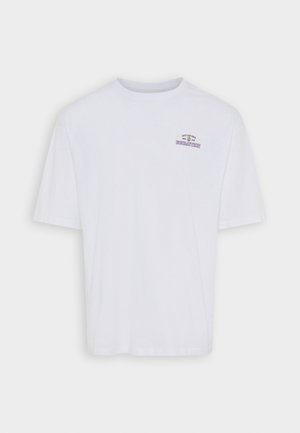 Hvid T-shirt med korte ærmer med lille grafik og ordet "Evolution" trykt i lilla på venstre bryst.