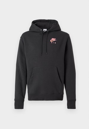 Fekete Nike Air kapucnis pulóver elülső zsebbels, húzózsinórral ellátott kapucnival és rózsaszín logóval a mellkasán, sima fehér háttér előtt bemutatva.