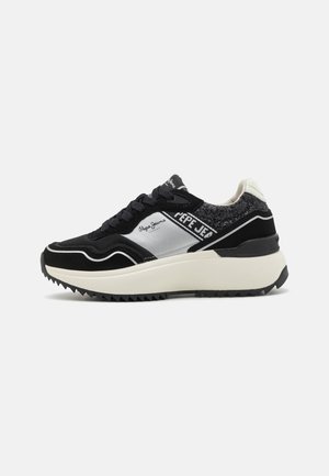 Sneakers in suede nera con accenti argentati e tessuto nero testurizzato. Presentano un collo imbottito, una suola bianca spessa e un motivo della suola nera seghettato.