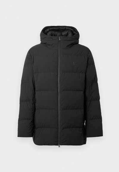 Μαύρο επενδυμένο χειμερινό μπουφάν με κουκούλα, μπροστινό φερμουάρ και πλαϊνές τσέπες, σχεδιασμένο για ζεστασιά σε κρύο καιρό.