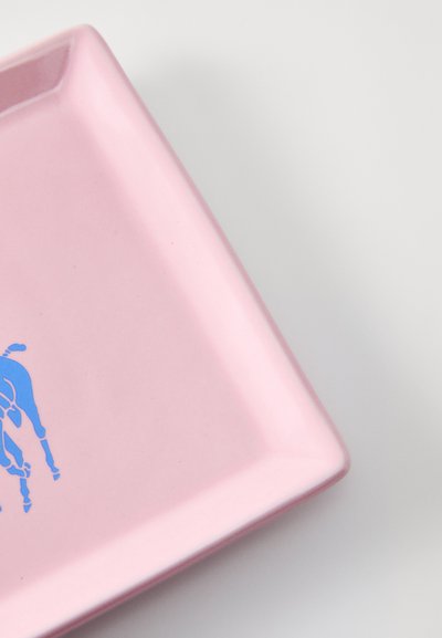 Négyzet alakú rózsaszín kerámia tál lekerekített sarkokkal, kék ló sziluett mintával. Simább, fényes felület.