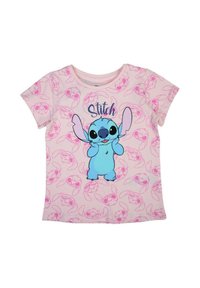 T-shirt rose à manches courtes avec un grand motif Stitch bleu, agrémenté de petites illustrations de Stitch en rose clair répétées sur le tissu.