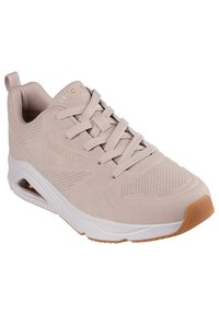 Helle beige Sneaker mit glattem, samtartigem Obermaterial, gepolsterter Kragen, Schnürdesign, durchbrochene Akzente und weißer Zwischensohle mit einer Gummisohle.