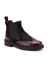 Stivaletti alla caviglia in pelle bordeaux con motivi lisci e testurizzati, lati elasticizzati e suola in gomma nera. Dettagli brogue sul punte.