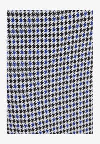 Geselecteerd, Blue Houndstooth