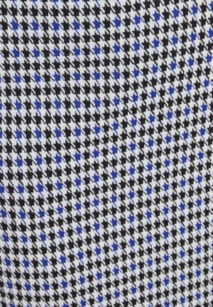Tela houndstooth en negro, blanco y azul con un patrón geométrico repetido. Textura suave y diseño uniforme en todo el material.