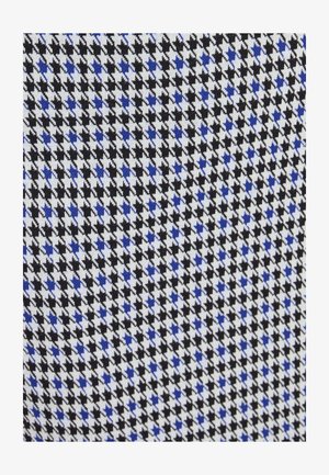 Tela houndstooth en negro, blanco y azul con un patrón geométrico repetido. Textura suave y diseño uniforme en todo el material.