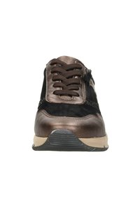 Ledersneaker mit bronzefarbenem Metallic-Finish, ausgestattet mit schwarzen Wildlederakzenten, braunen Schnürsenkeln und einer strukturierten Gummisohle.