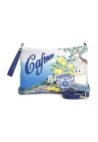 Vit konstläderväska med blå accenter, prydd med en färgglad tryckt landskap, "Cafenor"-text och ett citronmotiv. Inkluderar en avtagbar rem.