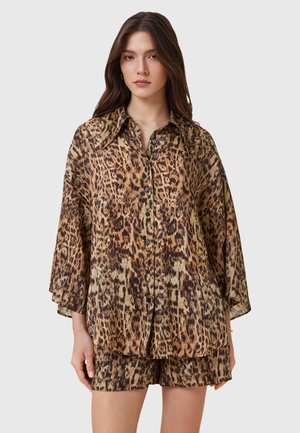 Camicia in stampa leopardata con bottone frontale, maniche larghe e taglio morbido, realizzata in un tessuto leggero in tonalità terrose.