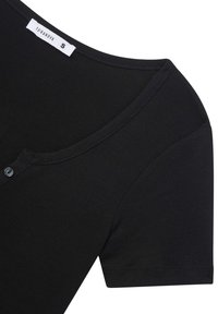 Maglietta nera in cotone con ampia scollatura, maniche corte e un piccolo dettaglio con bottone. Etichetta leggi "terranova", taglia "S".