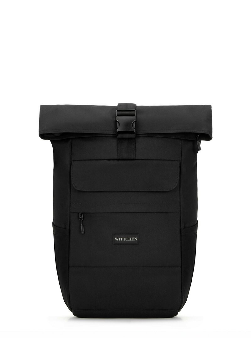 Mochila negra con cierre tipo roll-top y hebilla de seguridad, bolsillo exterior y material textil suave. Presenta un parche con el logo en la parte frontal.