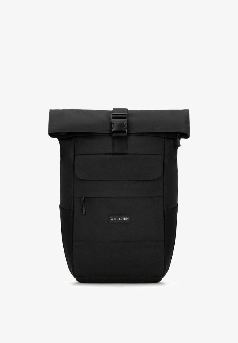 Mochila negra con cierre tipo roll-top y hebilla de seguridad, bolsillo exterior y material textil suave. Presenta un parche con el logo en la parte frontal.