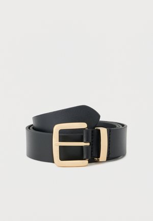 Ceinture en cuir noir roulée avec une boucle rectangulaire en métal doré et un passant de ceinture assorti doré sur un fond uni clair.