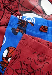 Három pár gyerek rövidnadrág: vörös, pókháló mintával, kék, Spider-Man grafikával, és fehér, oversized Spider-Man arccal.