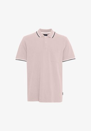 Heled roosa polo särk, millel on krae, kahe nööbiga loodi, rinna tasku ja kontrastsete mustade ja valgete triipudega varrukad.