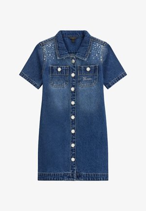 Robe en denim bleu à manches courtes avec boutons sur le devant, deux poches poitrine, col et ornements en strass sur les épaules et une poche.