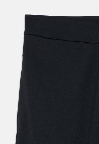 Svarta leggings med en bred elastisk midja, slät textur och en figurnära design, lämpliga för vardagsbruk eller träning.