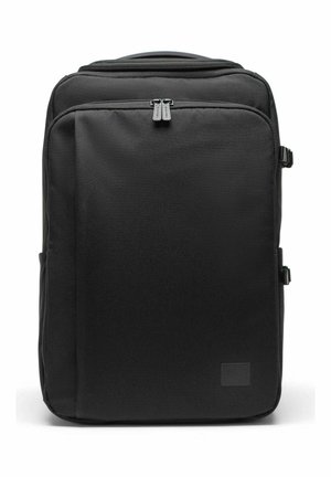 Sac à dos rectangulaire noir avec une poche avant zippée, des doubles curseurs de fermeture éclair, des sangles latérales à boucle et une poignée de transport sur le dessus.