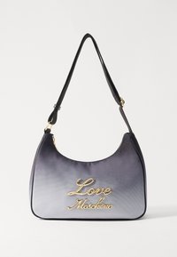 Torba preko ramena u gradijentnoj sivoj tkanini, sa crnim remenom i zlatno izvezenim "Love Moschino" logom sprijeda. Glatka tekstura, zakrivljeni oblik.