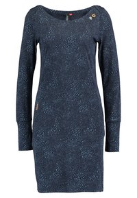 Långärmad klänning i marinblått med ett prickigt mönster i ljusare blått. Har en rundad halsringning och två dekorativa knappar på axeln.